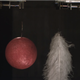Imagen para el artículo titulado ¿Qué cae primero al suelo, una pluma o una bola de bolos?